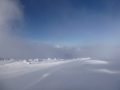 Symbiose von Schnee, Wechten und Nebel