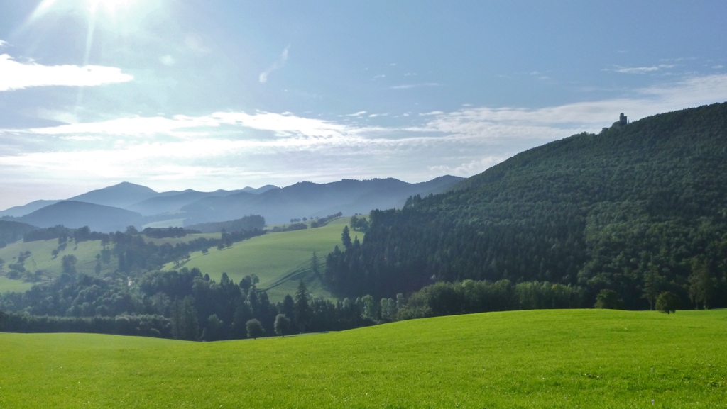 Der lange Kamm vom Hocheck (links) zur Araburg